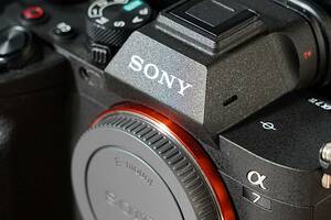 極美品 SONY ILCE-7M4 α7 α7 IV ボディ ソニー デジタル一眼 ミラーレス 防湿庫保管 アーマー付属 室内使用 保証書あり 