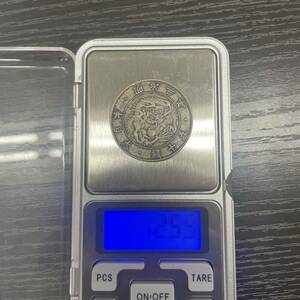 11yh 現状品　明治3年　旭日竜　50銭　銀貨　大型　古銭　硬貨　重さ約12.6ｇ　中古品　