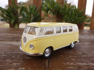 【送料350円】ワーゲンバス ミニカー タイプⅡ 1/32 新品 パステルイエロー色 フォルクスワーゲン ＢＵＧ ワーゲン ＶＯＬＫＳＷＡＧＥＮ