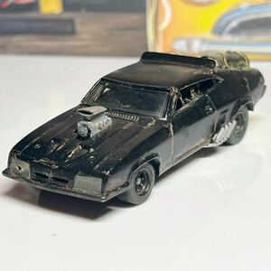 ホットウィール カスタム マッドマックス Fury road インターセプター 1/64 Madmax 4 interceptor 自作品　フォード　ファルコン