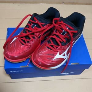 中古 一回だけ使用品 ミズノバドミントン シューズ ウェーブクロー 23.0 3E ワイド Mizuno ジュニア ヨネックス YONEX 靴