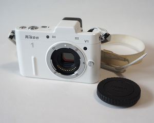 nikon1 v1 white