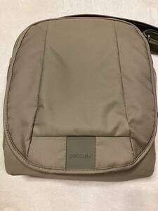 【美品】パックセーフ Pacsafe Metrosafe LS200盗難防止ショルダーバッグ