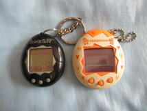 ジャンク品 動作不安定 BANDAI バンダイ TAMAGOTCHI たまごっち ブラック 黒 海外版? + メスっち 動作NG。裏のネジ破損。蓋閉まらず。_画像1