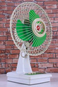 レトロ! 扇風機 SANYO 卓上扇 アンティーク扇風機 oscillating fan EF-5LM 羽根径23cm 傷み(割れ)あり 中古現状品■(Z3076)