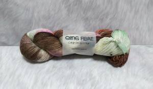 輸入　毛糸　Qing Fibre　Dashing Sassy　ハンドダイド　メリノウール100％　100ｇ×1個　400ｍ　Taiga　イギリス　海外