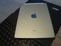 1円～【 iPad Air 2 [Wi-Fi＋Cellularモデル] シルバー Apple 】＋ [ロジクール　キーボード 一体型保護ケース] ＋保護フィルム_画像2