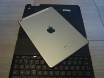 1円～【 iPad Air 2 [Wi-Fi＋Cellularモデル] シルバー Apple 】＋ [ロジクール　キーボード 一体型保護ケース] ＋保護フィルム_画像1