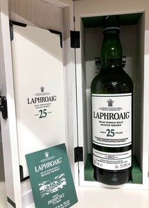 ラフロイグ　２５年　カスクストレングス　2021　51.9% 近年の高評価バッチ LAPHROAIG サントリー 木箱冊子付 アイラ