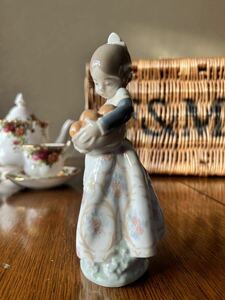 スペイン　ハンドメイド　リヤドロ　LLADRO NAO フィギュリン 少女 オレンジがいっぱい