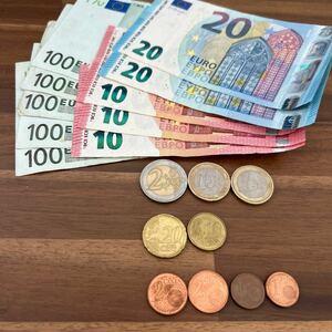 ユーロEUR合計574.36ユーロ、20セント、10セント、2セント、1セント、2ユーロ、1ユーロ硬貨、20紙幣、10紙幣、100紙幣