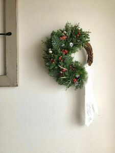 針葉樹にバラとユーカリの実を紡いだクリスマスリース　ハーフリース　お正月リースにも　23㎝