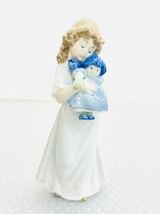 I♪ Nao by Lladro “We’re Sleepy” Girl Holding Doll Figurine 1989 リヤドロ 陶器 置物 女の子 インテリア_画像1