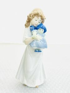I♪ Nao by Lladro “We’re Sleepy” Girl Holding Doll Figurine 1989 リヤドロ 陶器 置物 女の子 インテリア