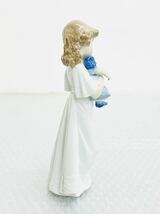 I♪ Nao by Lladro “We’re Sleepy” Girl Holding Doll Figurine 1989 リヤドロ 陶器 置物 女の子 インテリア_画像4