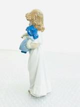 I♪ Nao by Lladro “We’re Sleepy” Girl Holding Doll Figurine 1989 リヤドロ 陶器 置物 女の子 インテリア_画像2