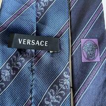 VERSACE （ヴェルサーチェ）ヴェルサーチ 紺柄ストライプネクタイ_画像1