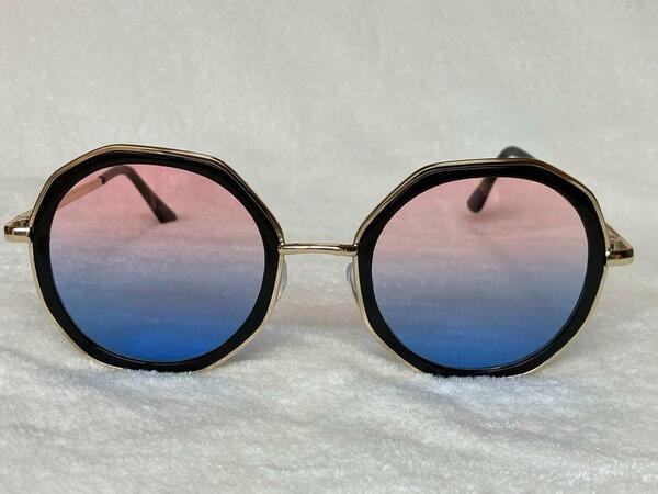 【新品】サングラス　グラデーション　レンズ　ファッション 眼鏡　伊達メガネ　個性的　オシャレ　黒縁 未使用品 ブルー　ピンク　新品