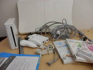 【51857】◆通電確認済み　任天堂　ニンテンドー　Wii　セット　ゲームソフト　コントローラー　WiiFit　など周辺機器付き