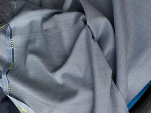 格安　イタリア製高級紳士服地　ゼニアトロフェオ　ライトブルーのバーズアイ　３.20m 春、初夏ように最適な色合い