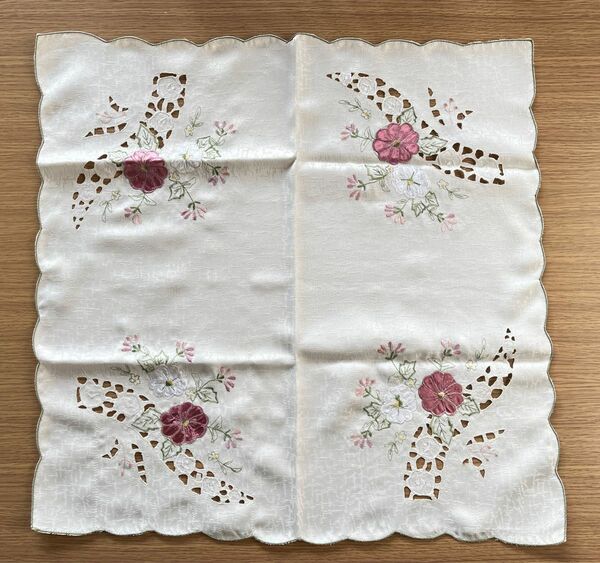 新品　刺繍テーブルセンター　テーブルクロス