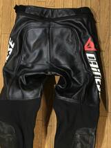 DAINESE DELTA PRO 牛革製ブーツイン/アウト兼用 レーシングレザーパンツ LL-XLサイズ(表記EU/52）ウエスト幅84-90cm 身長174-178cm 良品_画像2