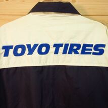 ◎使用少なめ！TOYO TIRES トーヨータイヤ◆デザインブルゾン ジャンパー ジャケット ユニフォーム 自動車◆メンズ 白x紺 Mサイズ◆A3335_画像3