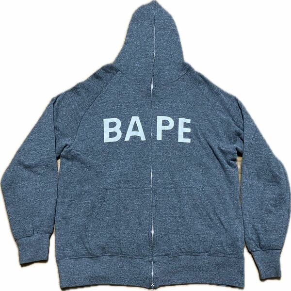 送料込み　BAPEパーカー　サイズL A BATHING APE アベイシングエイプ　HOODIE グレー ロゴ スウェット　シャークパーカー