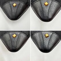 915【極美品】GUCCI グッチ ショルダーバッグ サコッシュ 斜め掛け GGキャンバス スタッズ ゴールド金具 レザー 本革 ブラック メンズ_画像5