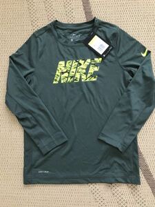 大特価☆新品☆即決 半額以下！ナイキ　NIKE 長袖Tシャツ　グリーン　140