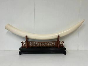 C053AC5 一本物 東洋彫刻 細密細工 唐木台付 置物 縁起物 飾物 時代物 重4.90kg 長93.2cm