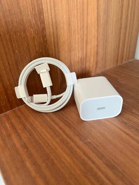 Apple 20W USB-C電源アダプタ　純正　正規品　純正ライトニングケーブル付属