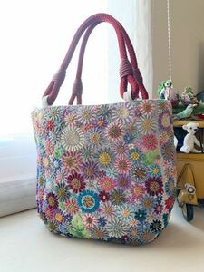 お花の手刺繍 ビーズ刺繍　バッグ　ハンドメイド リネン生地　トートバッグ サイドに丸カン付けました