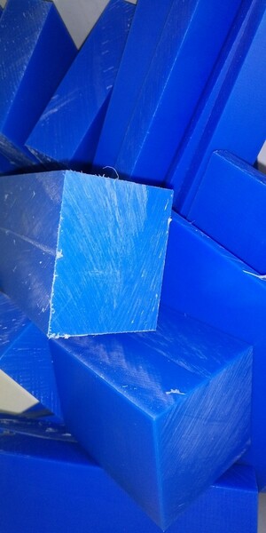 83x80x35ｍｍ 青色ＭＣナイロン　樹脂 プラスチック 板　ブロック シート 端材 スクラップ