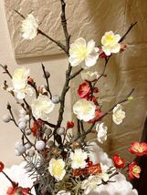 季節もの値下げ！枝ぶりの良い梅アレンジ2024新春 アートフラワー　ラッピングして送ります♪毎年飾れます♪縦長和室、_画像2