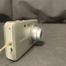 FUJIFILM FINEPIX J10 シルバー コンパクトデジタルカメラ バッテリー2個 充電器 動作確認済み 富士フィルム デジカメ_画像3