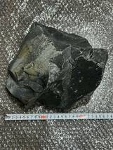 北海道白滝産（北海道四大産地の一つ）の黒曜石の原石　約7.30Kgの大きな塊　石器づくりや標本にいかがですか　ガラス質　貝殻状断口_画像1