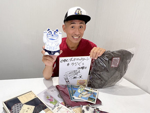 石田靖さん提供「農園で着てるつなぎ、猫貯金箱、多包布、実用本2冊、ノート3冊、ハンカチ2枚、ティッシュケース、子ども用帽子、バッグ」
