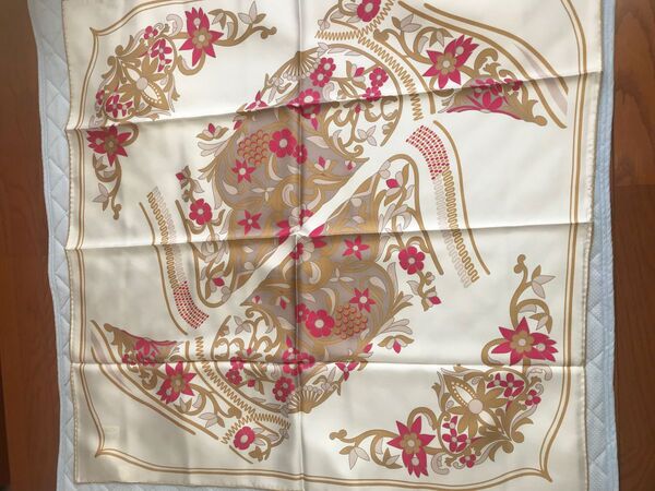 新品 未使用 カルティエ シルク スカーフ 大判