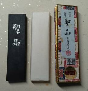 193 和墨　墨 古墨　長さ8.9cm 　重量25g 使用あり　箱入り　青墨　聖品　古梅園造　（検索）中国