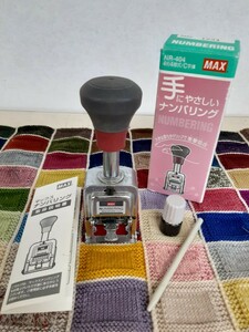 学校系】MAX マックス 手にやさしい ナンバリング スタンプ NR-404 4桁4様式 C字体　事務用品 店舗什器 現状