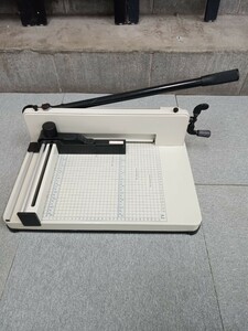 ○大型裁断機 断裁機 ペーパーカッター オフィス用品 業務用 事務用品 神奈川発送 直接取引ＯＫ