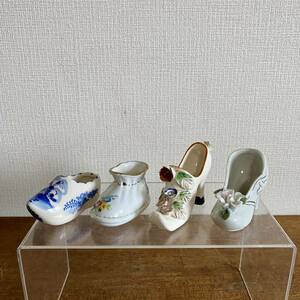 ヴィンテージ　可愛い靴型のオブジェ　陶器　4点セット　/ 小物入れ　置き物　花柄　ベビーシューズ　白磁　レトロ