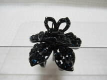 ネイビー系色のビジュー付き　ブラック色メタル系の花型小さいバンスクリップ　B　　　　　_画像9