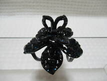 ネイビー系色のビジュー付き　ブラック色メタル系の花型小さいバンスクリップ　B　　　　　_画像8