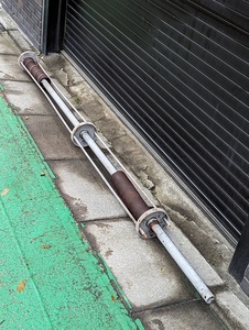 【東京都目黒区で引取限定】電動シャッターのバネと軸 単体 動作品 「三協アルミ エクステリア シャッターゲート2型 幅280cm」より取り外し
