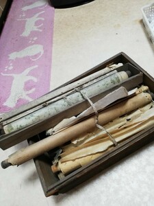 KO12211.蔵出し　木箱に入った　古い　掛け軸　古文書　書 色々　まとめて　現状品/120