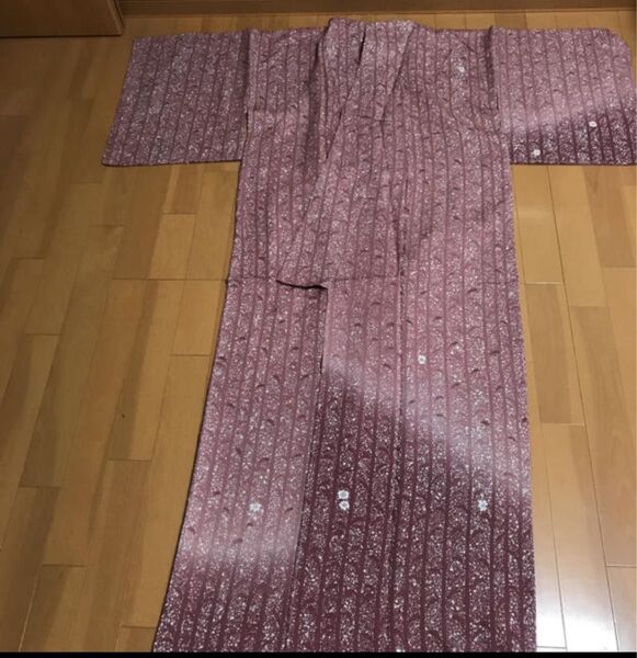 美品 ちりめん地にたたき染め小桜模様の付け下げ着物
