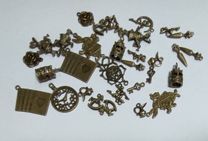 Art hand Auction Alice Watch Charm-Set mit 33 Kanekobi, Handwerk, Handwerk, Perlenstickerei, Metallteile