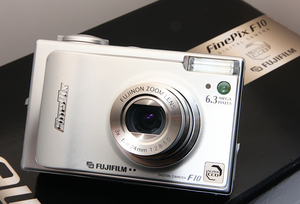 【新品未使用】★ FUJIFILM FinePix F10 ★箱、付属品完備 動作確認済み フィルムの写り